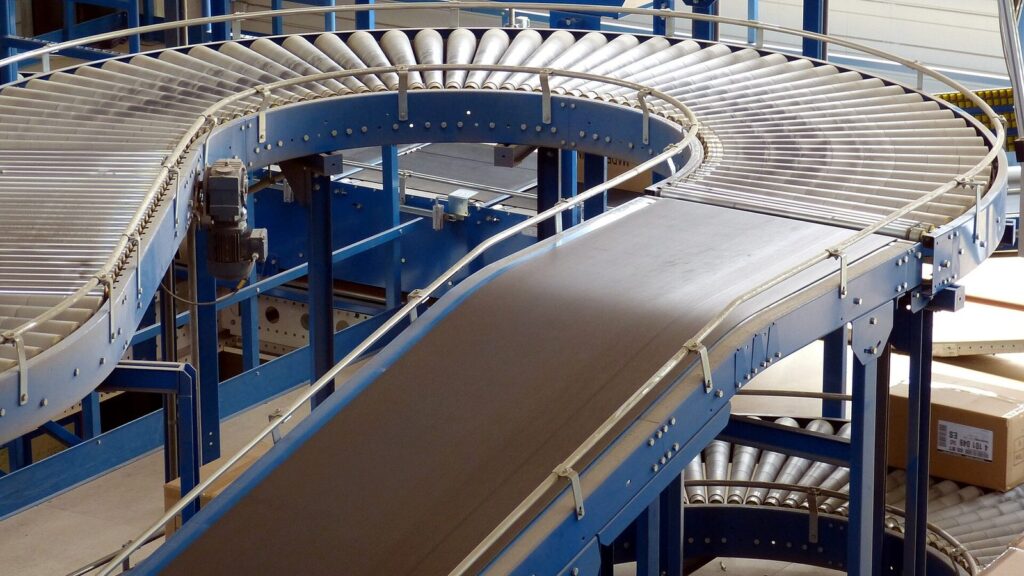 Nastro trasportatore in uno stabilimento industriale moderno
