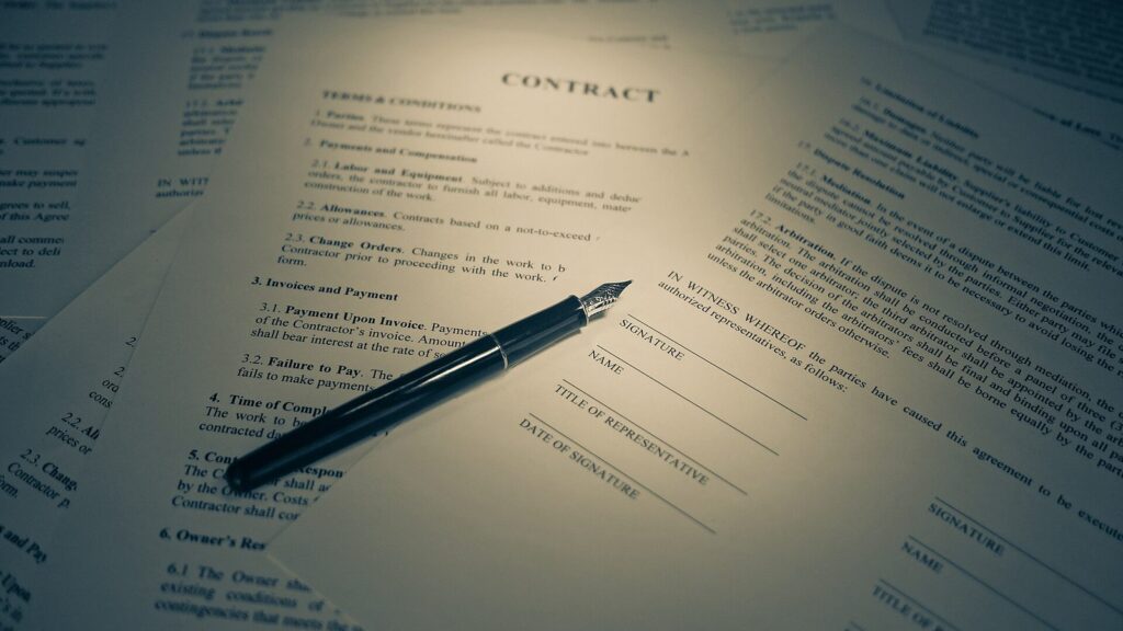 Contratto da firmare con penna stilografica appoggiata sullo spazio per la firma
